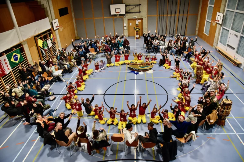 Enfants, ados, adultes et familles réunis lors de la roda de Noël 2024 de Capoeira dos Alpes