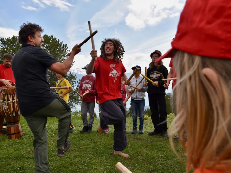 Crianças, adolescentes, adultos e famílias na roda de Natal de 2024 da Capoeira dos Alpes